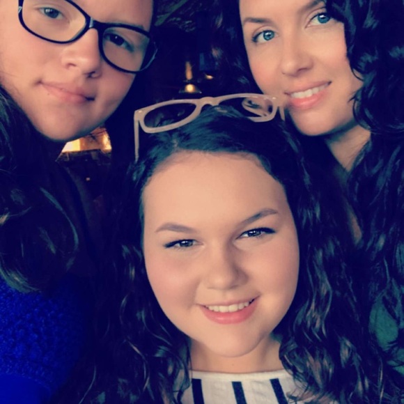 Meet your Posher, Olivia - Picture 1 of 1